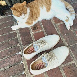 1901 Barely Worn Men's White Buck shoes  size 10.5 with original packaging